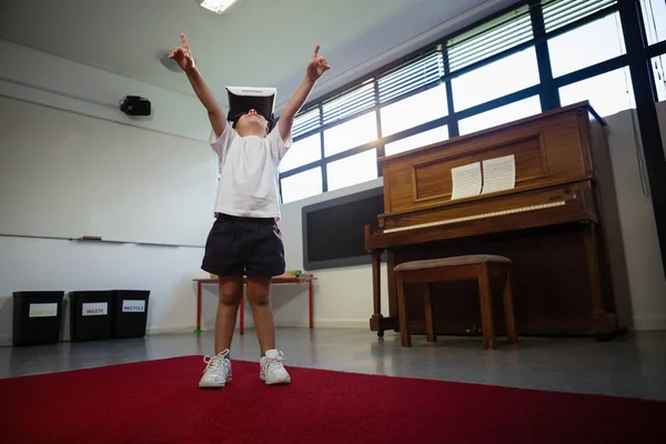 Niño usando simulador de realidad virtual — Foto de Stock