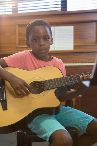 Pojke spela gitarr — Stockfoto