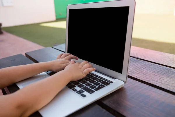 Jongen met behulp van digitale laptop — Stockfoto