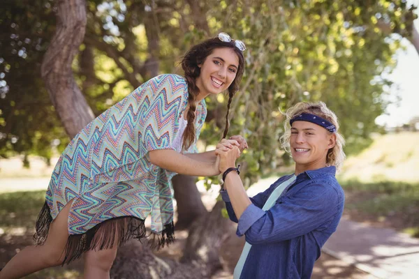 Pareja jugando en árbol tronco — Foto de Stock