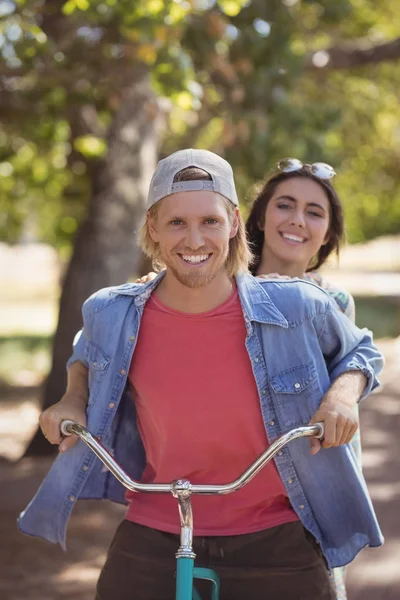 Paar fährt mit Fahrrad gegen Bäume — Stockfoto