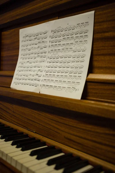 Partitions sur piano à l "école — Photo