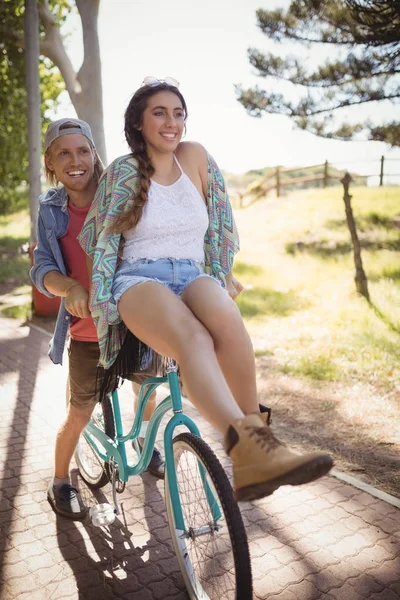 Paar sitzt auf Fahrrad — Stockfoto