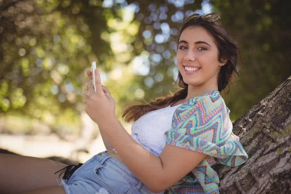 Mujer usando teléfono inteligente —  Fotos de Stock