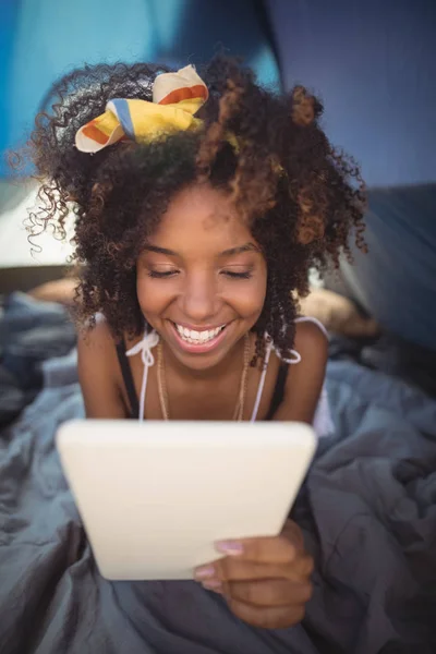 Mujer usando tableta digital — Foto de Stock