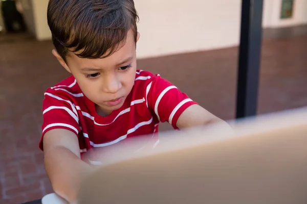 Chłopiec przy użyciu komputera przenośnego — Zdjęcie stockowe