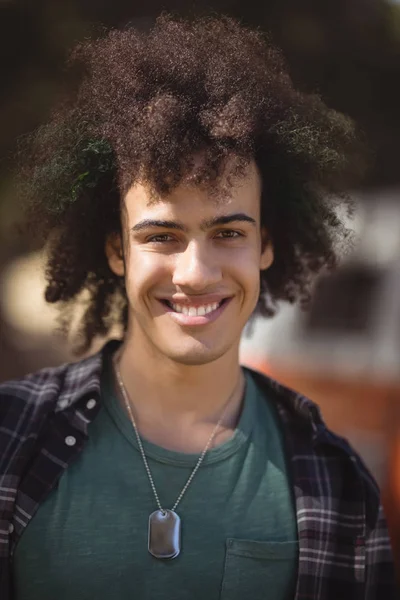 巻き毛を持つ若い男 — ストック写真