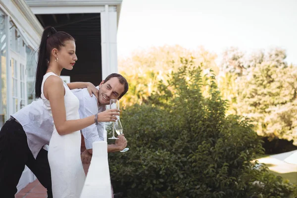 Pareja tomando champán en balcón — Foto de Stock