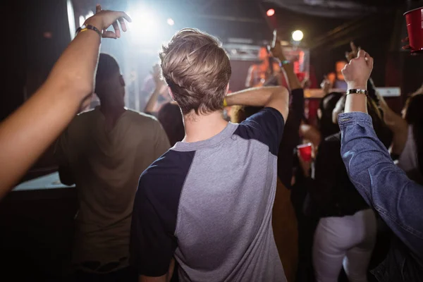 Gente disfrutando de concierto en discoteca — Foto de Stock