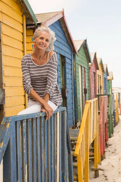 Senior femme assis sur balustrade — Photo