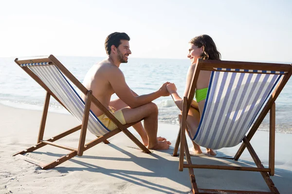 Pár gazdaság kezét a beach — Stock Fotó