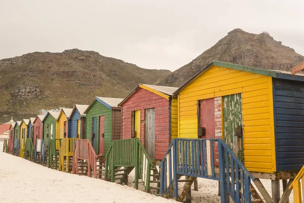 多彩色木海滩小屋在沙滩上 — 图库照片