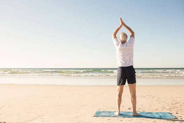 Hombre haciendo ejercicio en la playa — Foto de Stock