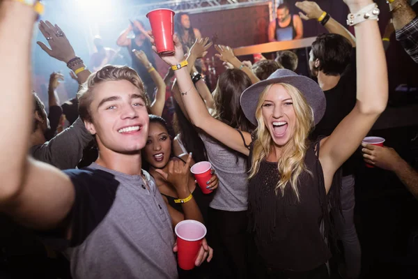 Retrato de amigos bailando en el club — Foto de Stock