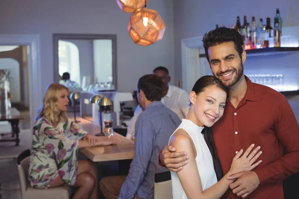Пара обнимает друг друга в баре ресторана — стоковое фото