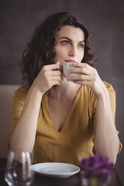 Mujer tomando café en restaurante — Foto de Stock
