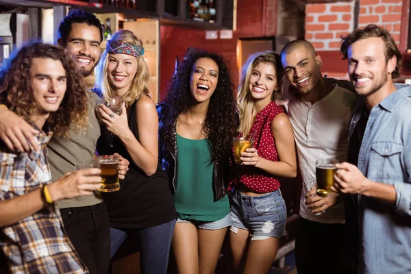 Vrienden met dranken door teller — Stockfoto