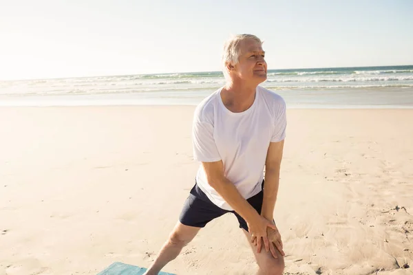 Man uit te oefenen op strand — Stockfoto