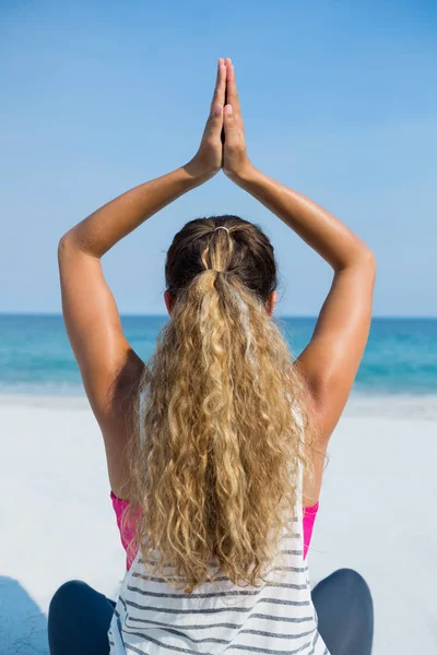 Frau praktiziert Yoga am Strand — Stockfoto