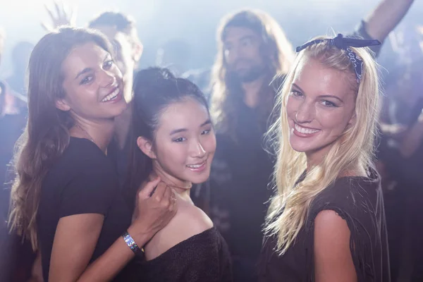 Friends enjoying at nightclub — Stock Photo, Image