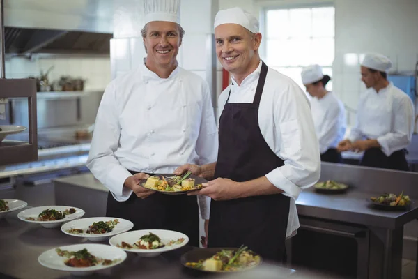 Chef che presentano i suoi piatti di cibo — Foto Stock