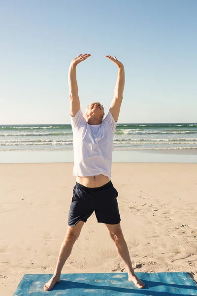 Мужчина занимается спортом на пляже — стоковое фото