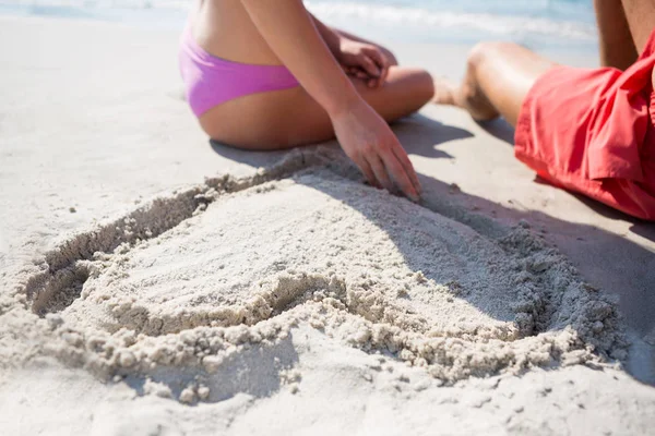 Para siedzi przy plaży — Zdjęcie stockowe