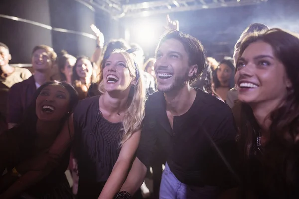 Gente alegre disfrutando en el club nocturno —  Fotos de Stock