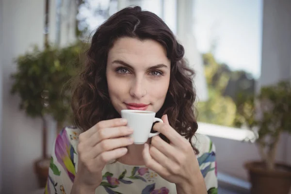 Piękna kobieta o kawy — Zdjęcie stockowe