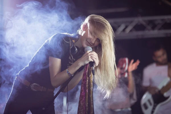 女性歌手の音楽祭の間に行う — ストック写真