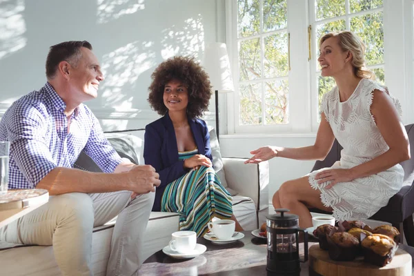 Amigos interactuando mientras desayunan — Foto de Stock