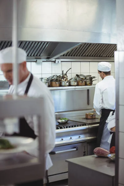 Köche bereiten Essen in der Großküche zu — Stockfoto