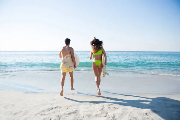 Paar running samen op strand — Stockfoto