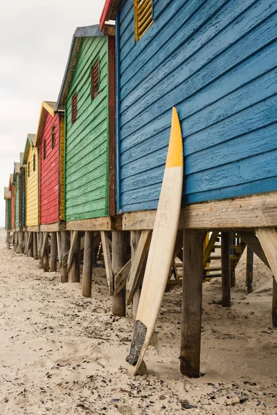 Holzhütten und Surfbrett — Stockfoto