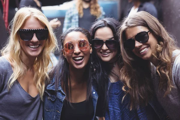 Amigos do sexo feminino usando óculos de sol — Fotografia de Stock
