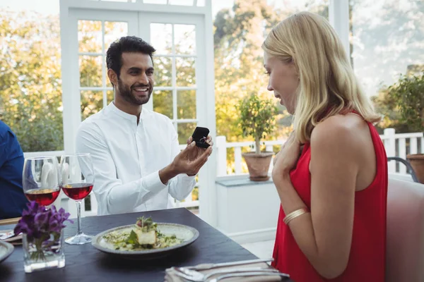 Мужчина делает предложение женщине во время еды — стоковое фото