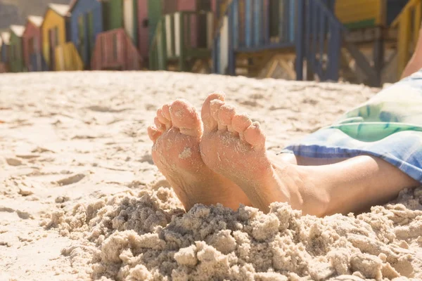 Kobieta siedziała na piasku przed plażowe — Zdjęcie stockowe