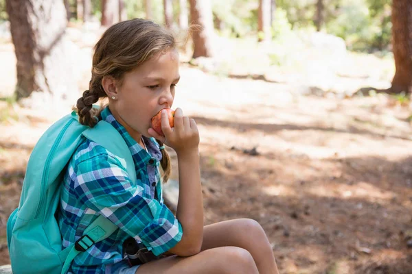 Dívka s apple v lese — Stock fotografie