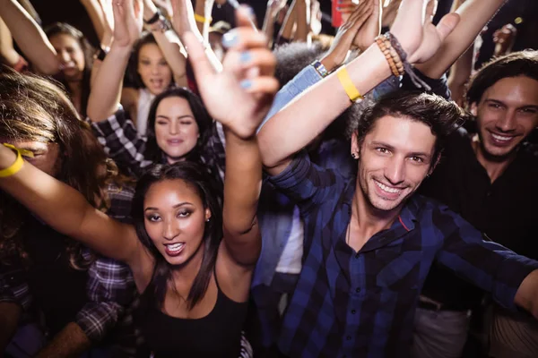 Pieno fotogramma di folla al nightclub — Foto Stock