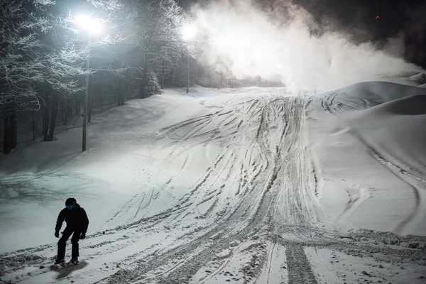 Esqui esquiador em alpes nevados — Fotografia de Stock