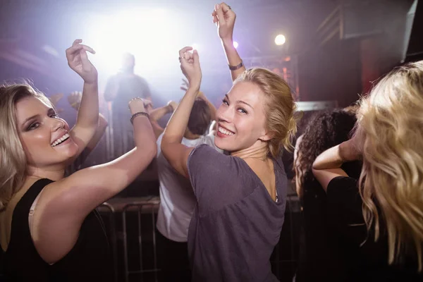 Подруги танцуют в ночном клубе — стоковое фото