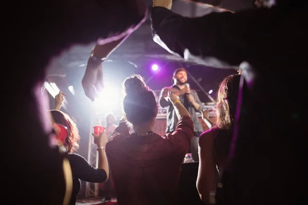 Multitud disfrutando de concierto de música — Foto de Stock