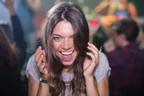 Mujer con la boca abierta en discoteca — Foto de Stock