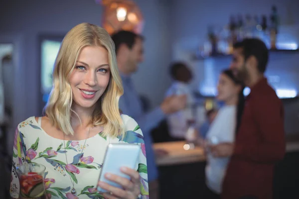 Frau benutzt Handy in Bar-Restaurant — Stockfoto