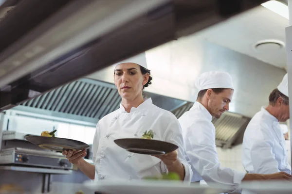 Koch bereitet Essen in der Großküche zu — Stockfoto