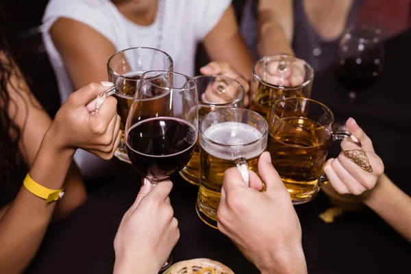 Vrienden roosteren drankjes bij nightclub — Stockfoto