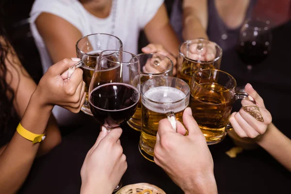 Amigos Brindis Bebidas en el club nocturno — Foto de Stock