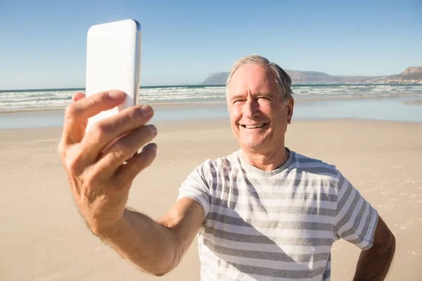 Hombre mayor tomando selfie —  Fotos de Stock