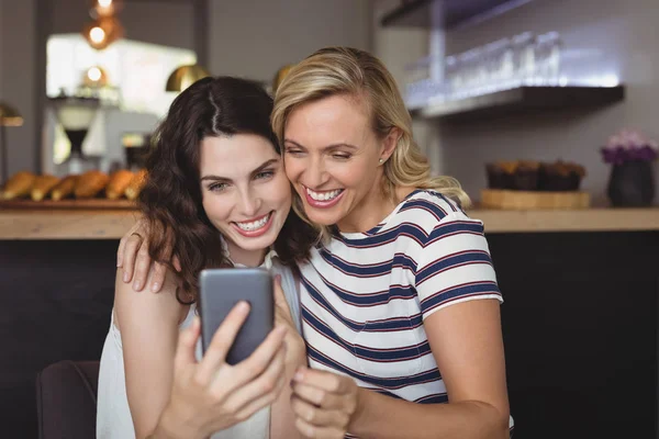 Amigos tomando selfie desde el teléfono móvil — Foto de Stock