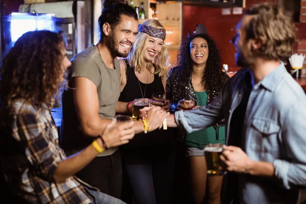 Amigos alegres en el mostrador en el club nocturno — Foto de Stock